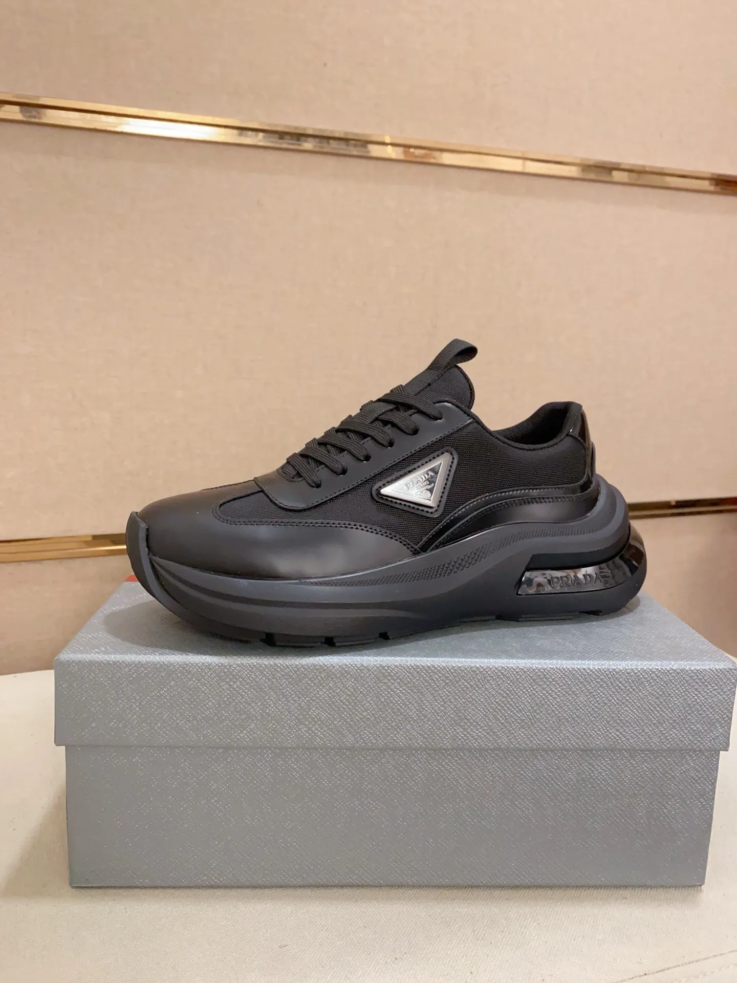 Men's shoes 💰 660💰 ✔️✔️✔️Higher version High-quality new PRADA (Prada) counters are launched simultaneously. The new men's shoes and 😘fabrics are made of high-tech glue-making technology. Lining: Full cowhide lining. 👍🏿 High-end ☄️ Air-cushion molded anti-slip foam outsole, exquisite lines, simple and elegant, comfortable and high-end for leisure travel. Code number: 38 to 44 (45 can be customized and cannot be returned or exchanged)